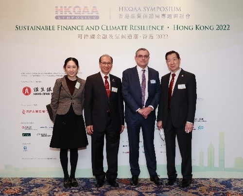CACIB employees receiving the Hong Kong Green and Sustainable Finance Award