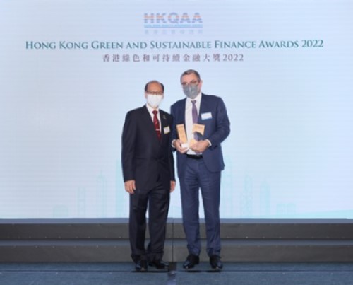 CACIB employees receiving the Hong Kong Green and Sustainable Finance Award